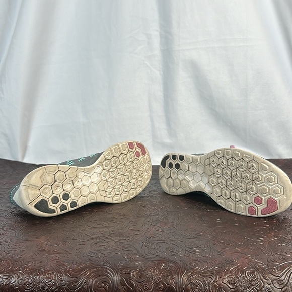 NIKE FREE RUNS 5.0 SIZE(7.5) - Picture 6 of 6